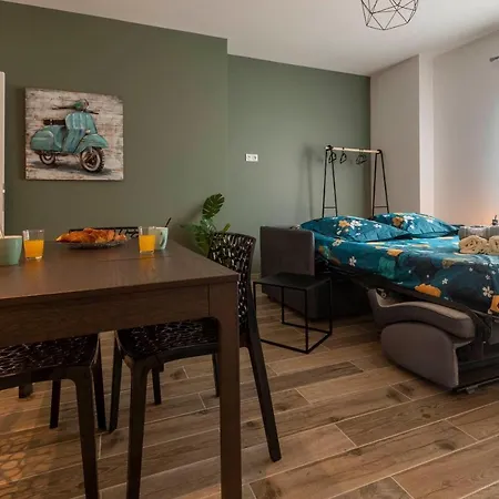 Loc Trotteur Le Romarin Gare Sncf De Apartman *