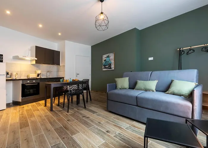 Loc Trotteur Le Romarin Gare Sncf De * ルルド