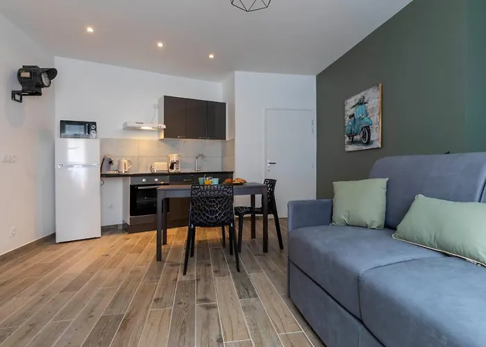 Loc Trotteur Le Romarin Gare Sncf De アパート ルルド